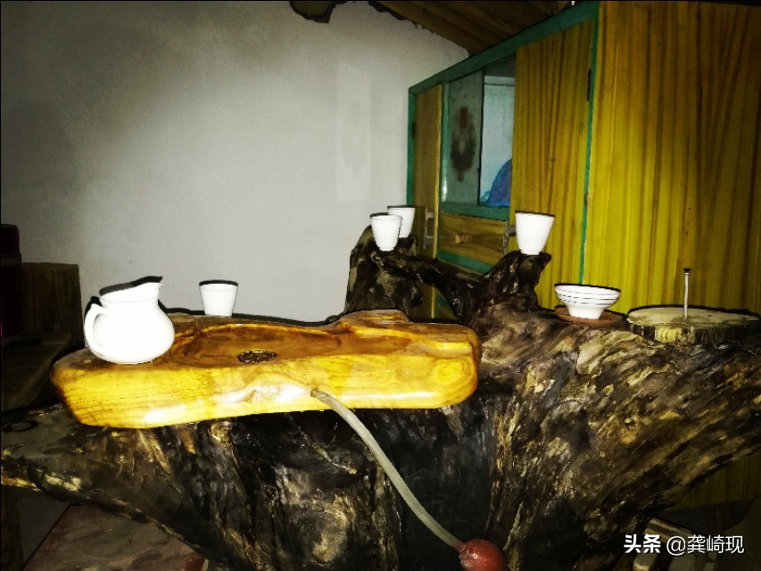 用根雕茶桌喝茶,根雕小茶桌泡茶
