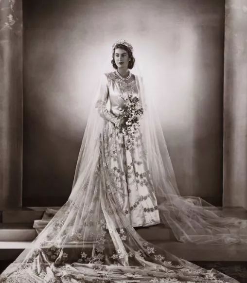 昆凌唐嫣谁漂亮,昆凌婚纱和baby婚纱