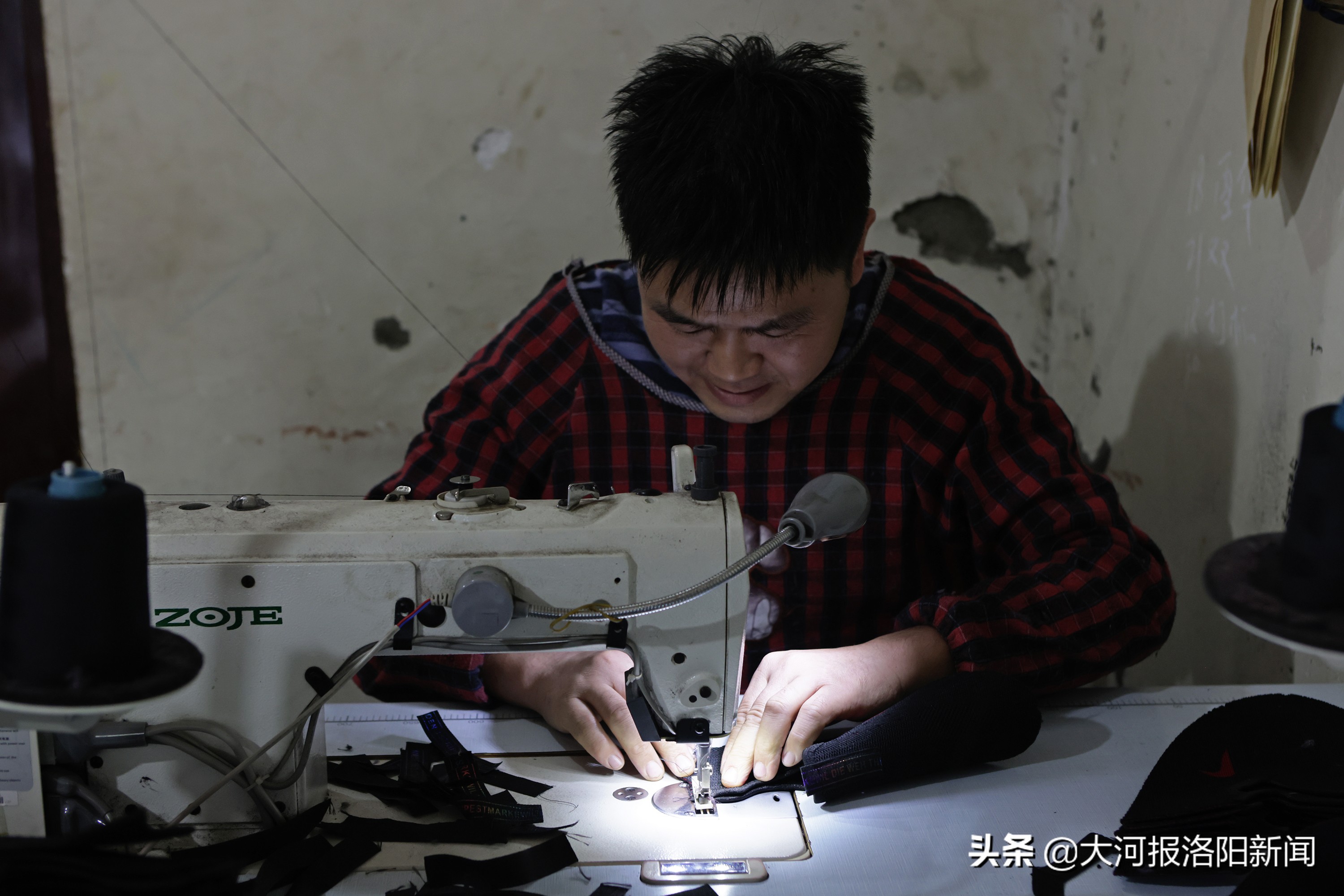 穿大钉足球鞋在水泥地上踢球,穿帆布足球鞋踢足球