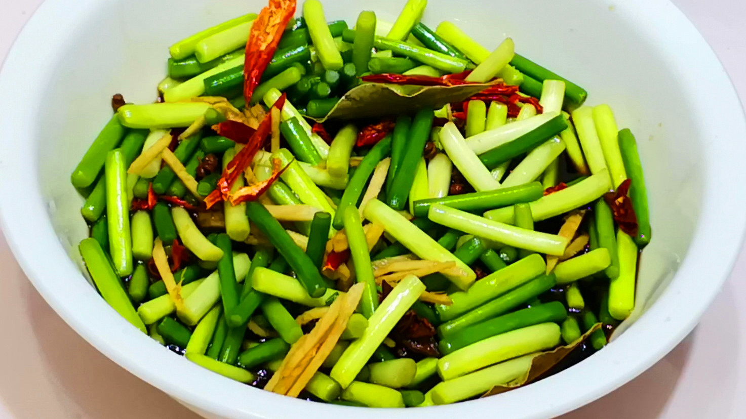 腌蒜苔只放盐的最简单又好吃做法,腌蒜苔只放盐做法