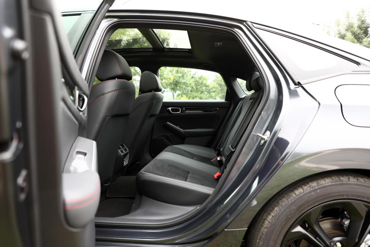 全新思域实车曝光网友小号雅阁,十一代思域和低配雅阁怎么选