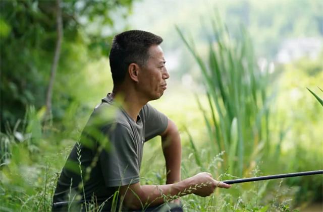 安徽兵王仅初中文化，入伍34年有召必回，退役后女儿继承父业