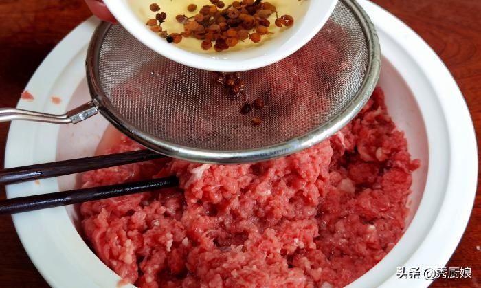 牛肉饺子馅怎么调容易软烂,调牛肉饺子馅做法
