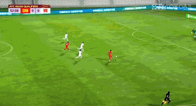 武磊跪倒,武磊拿下金球奖画面