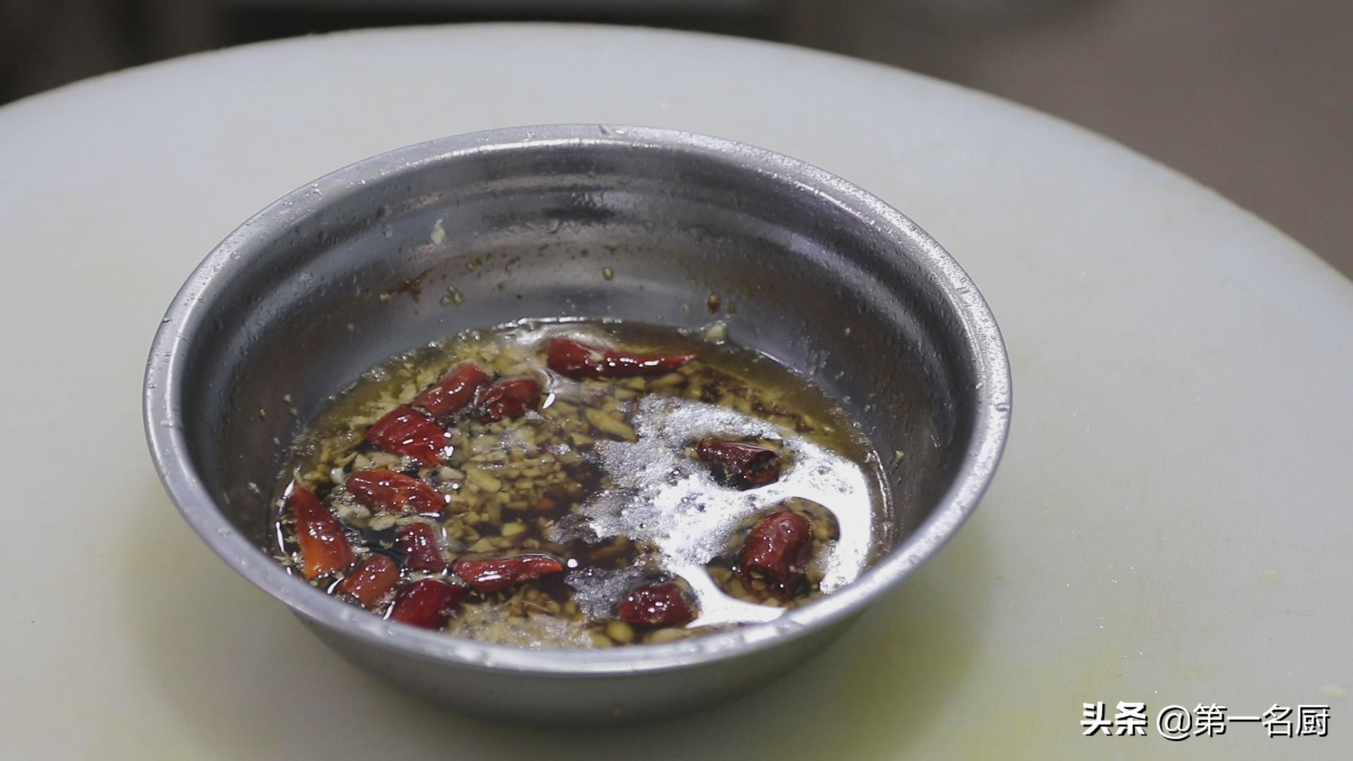 黄瓜的家常做法凉拌香辣,黄瓜凉拌香辣金针菇的做法