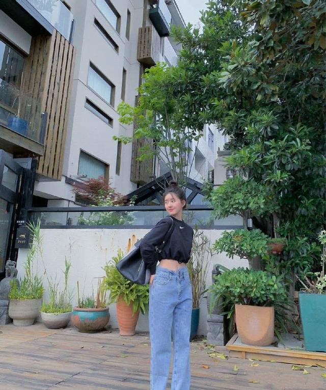 赵露思可爱系穿搭,赵露思穿衣搭配休闲灰色卫衣