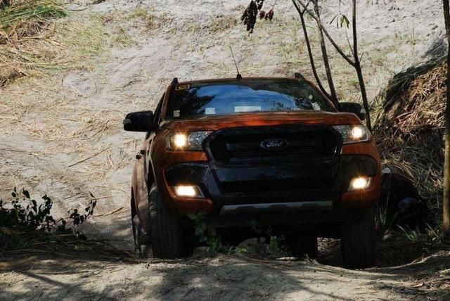 自动挡在上坡路堵车怎样行驶,自动挡路上遇上堵车