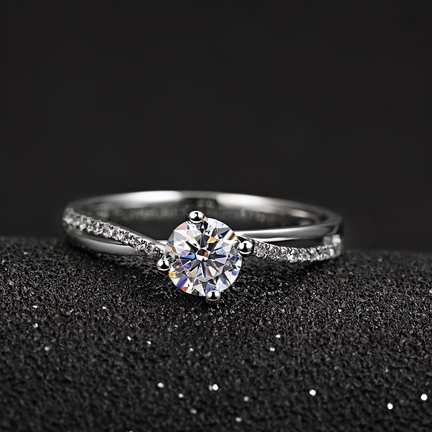 女朋友结婚非要钻戒怎么办,女友买钻戒男朋友觉得是智商税