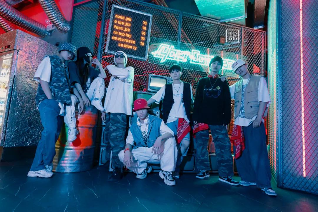 优雅穿搭和艺术感穿搭,十分简约的穿搭穿出高级感