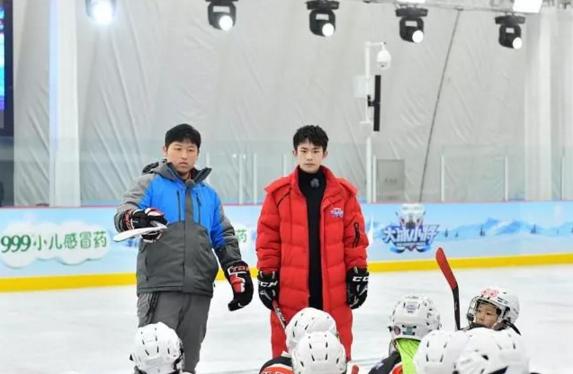 时尚派千玺大佬面对“小将”尽显温柔暖男范儿