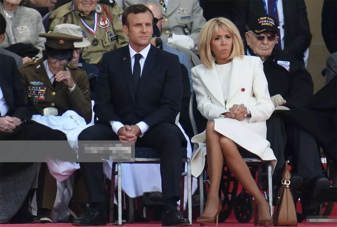 66岁法国第一夫人陪老公看球,双手抱胸气场足,马克龙竟变成陪衬