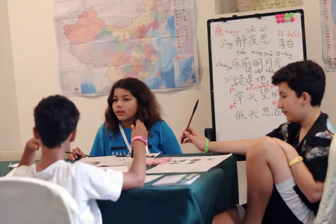 番薯汉桥夏令营进行时|书法剪纸绘画设计篮球和吃西瓜比赛