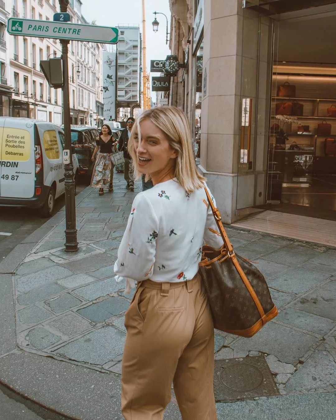 会背奢侈品包包,会背水桶包的人