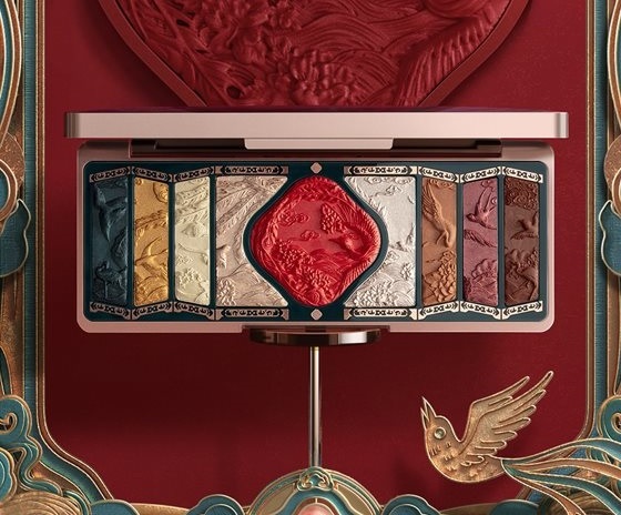 日本萌妹子收到中国彩妆后，绣唐诗表示感谢，果然文化输出了