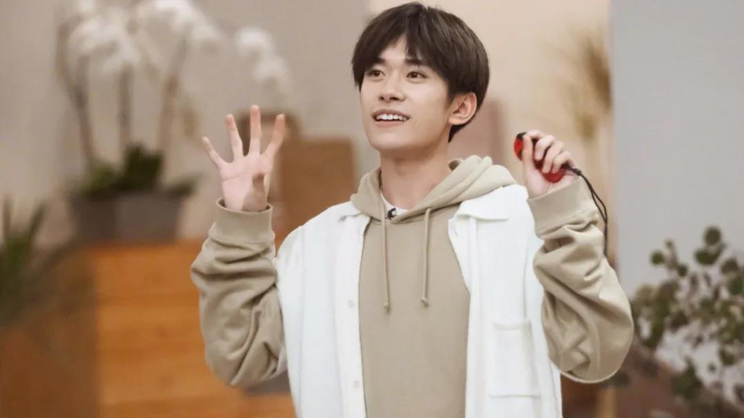 易烊千玺你不是一个人完整版,易烊千玺你变了原版视频