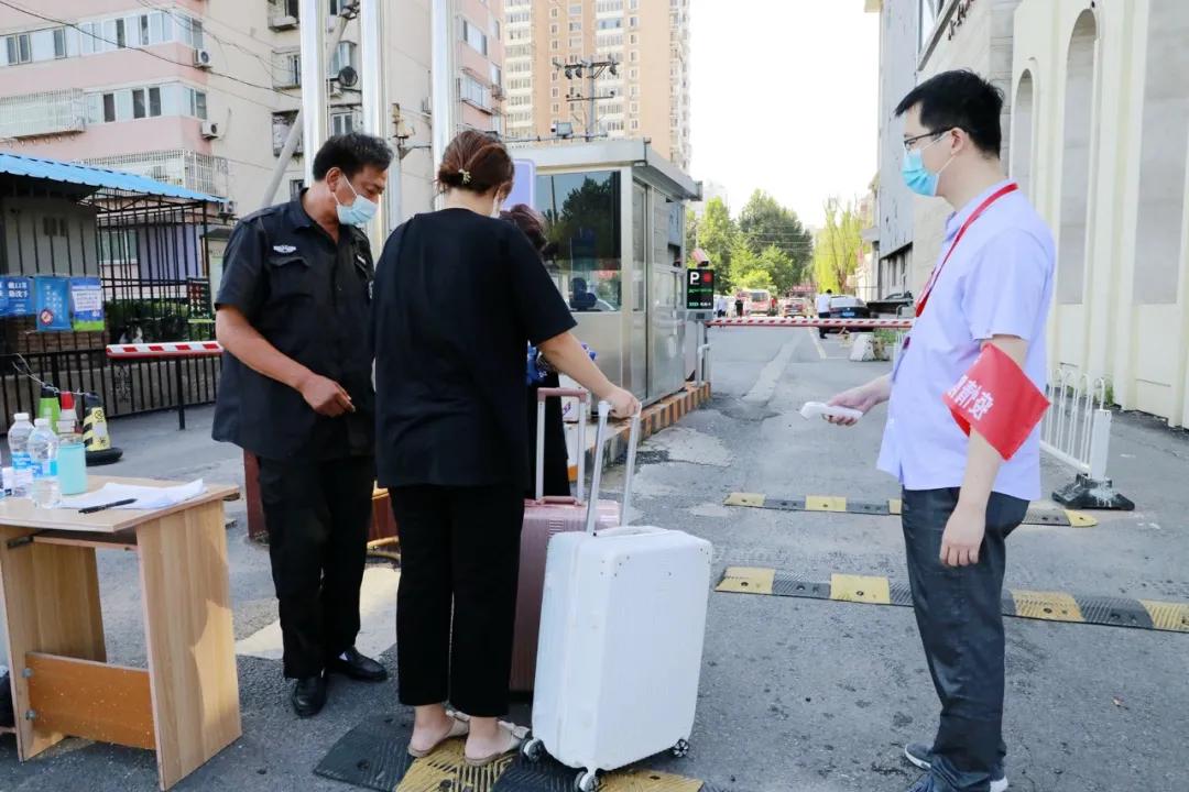 他们坚守在疫情防控一线,防控疫情他们在风雪中坚守