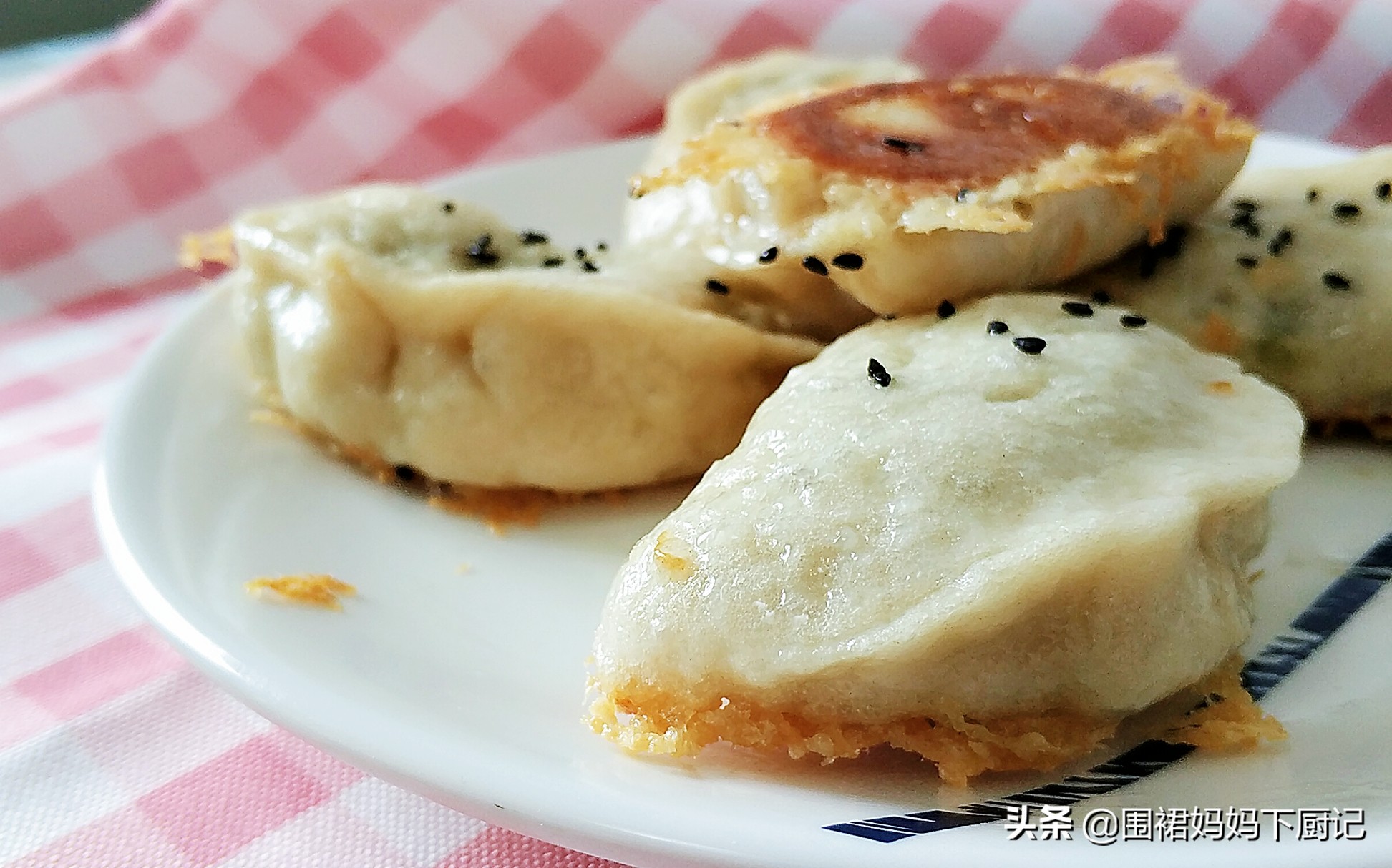 水煎包子怎么煎才酥脆好吃,水煎包的包子做出来为什么皮很硬