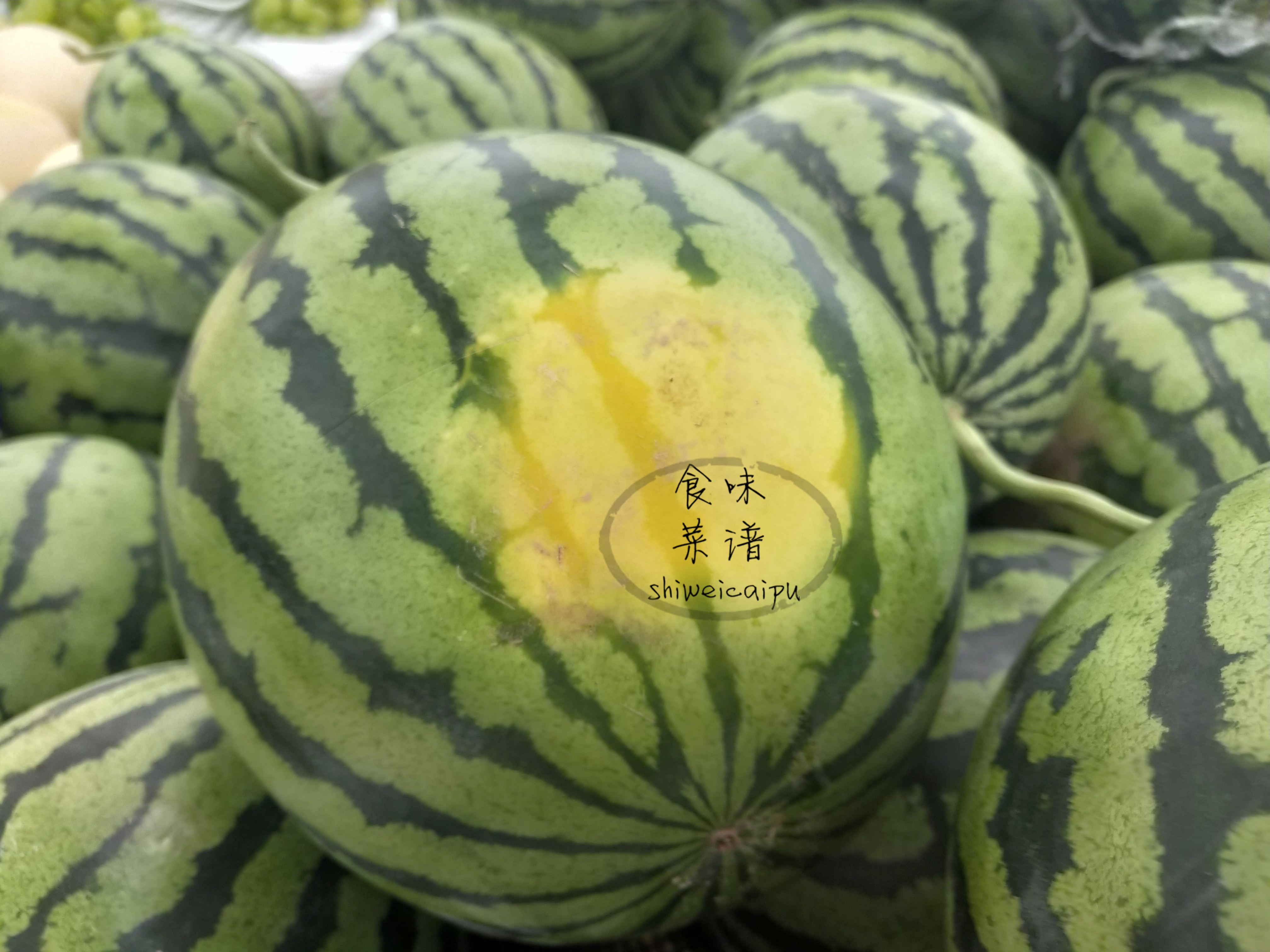 怎么挑西瓜才能挑到又好吃又甜的,西瓜选哪个地方的才更好吃更甜