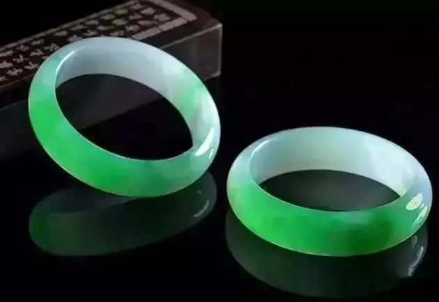 什么镯子值得久戴,年轻人适合一直戴着的镯子