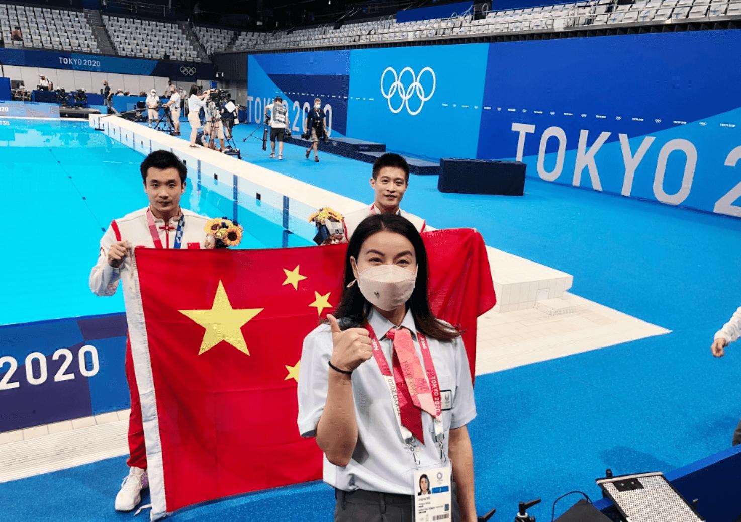 郭晶晶和霍启刚一家穿运动鞋,霍启刚陪郭晶晶玩滑板