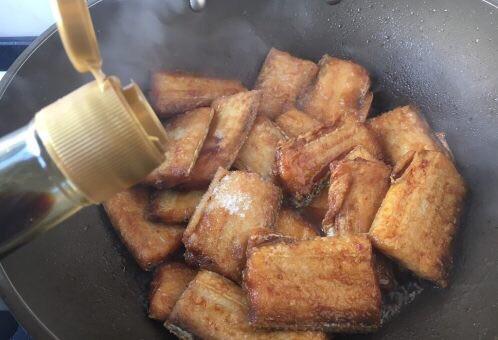 家常版红焖带鱼段，加水时教你1招，保证不返腥