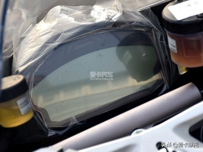 小姐姐骑着粉红色的仿赛摩托车,仿赛摩托车低座推荐