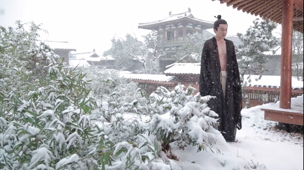 “不靠傍大姐”，36岁的黄轩，打了多少男明星的脸？