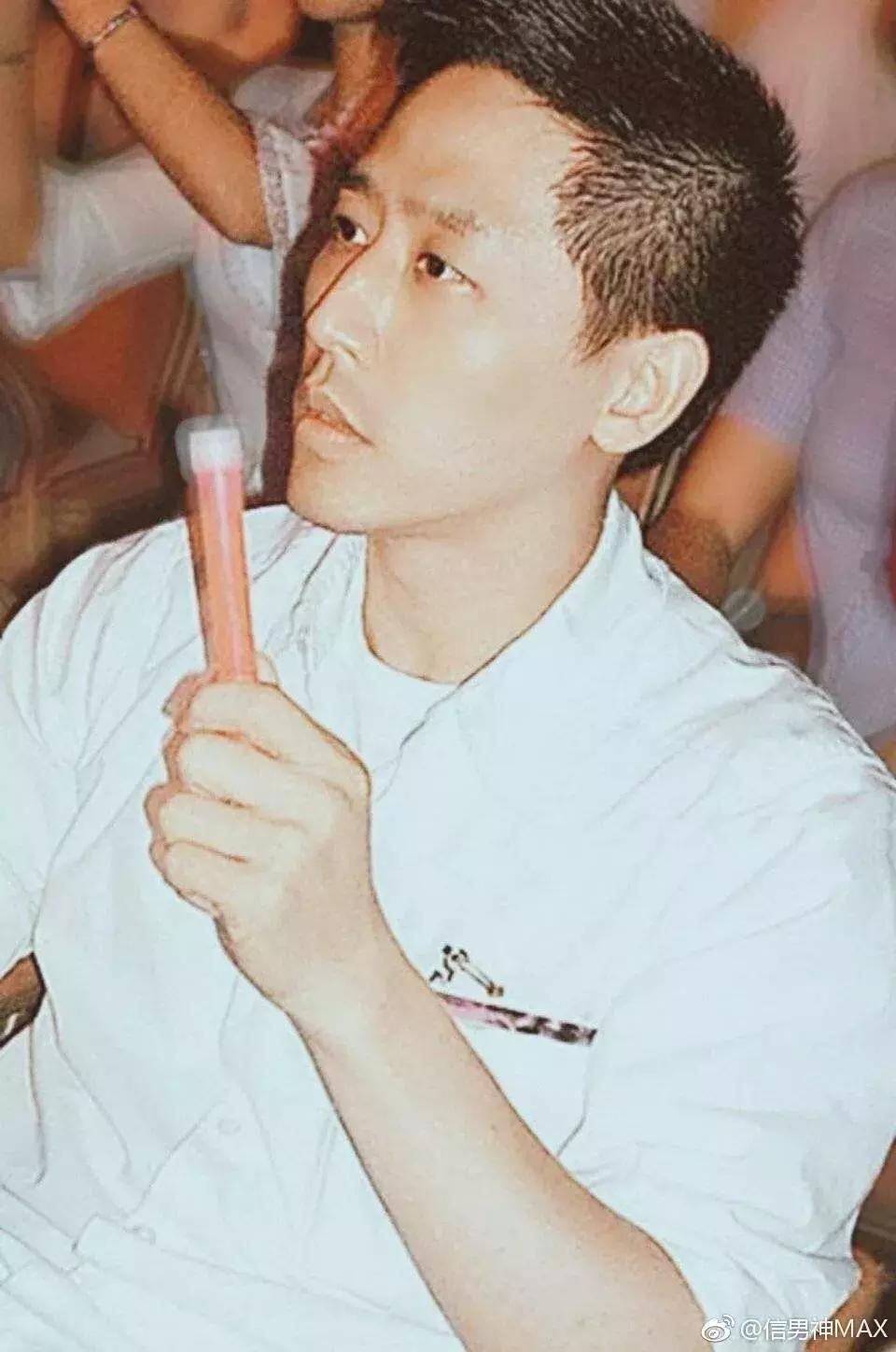 唐鹤德守着张国荣的骨灰过了15年,他是张国荣