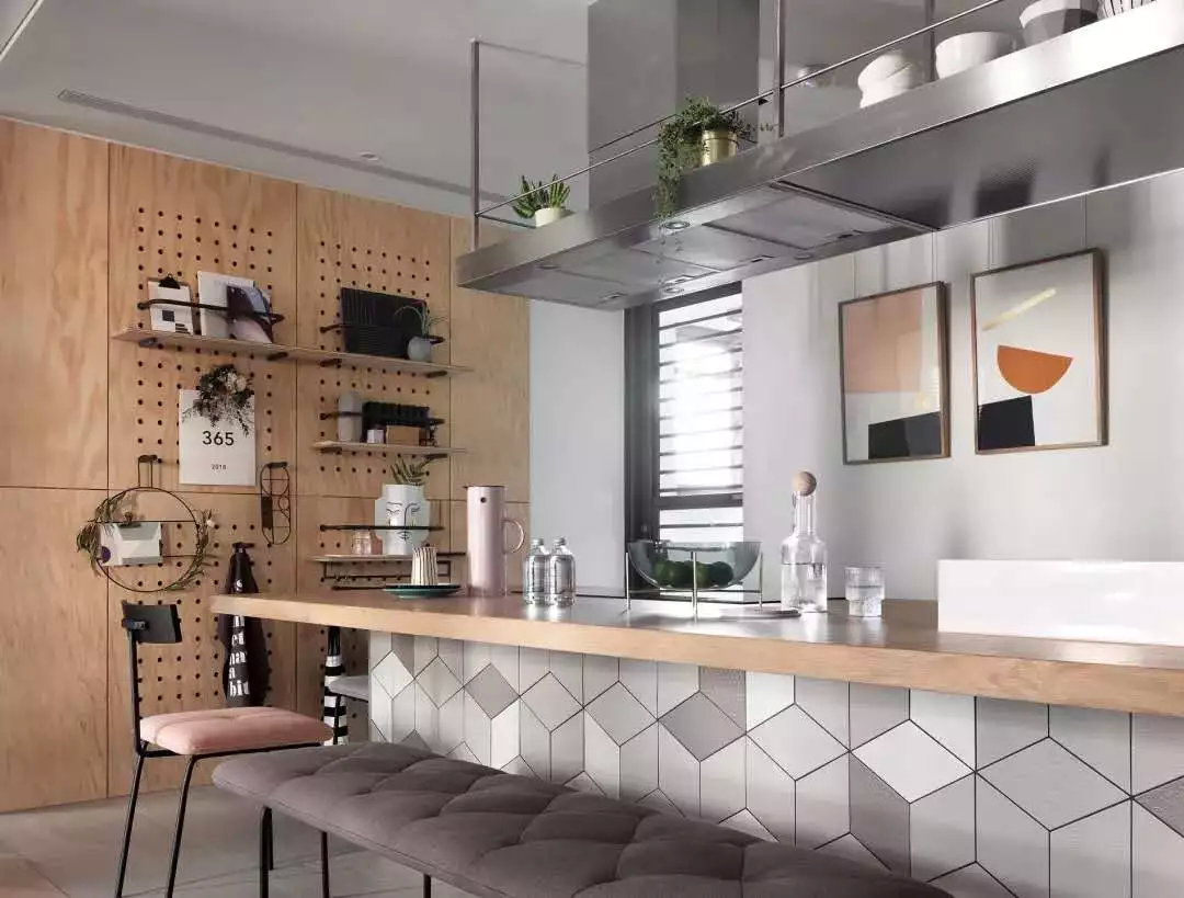 家里装修墙壁太单调怎么办,家里空白墙面怎么装饰实用