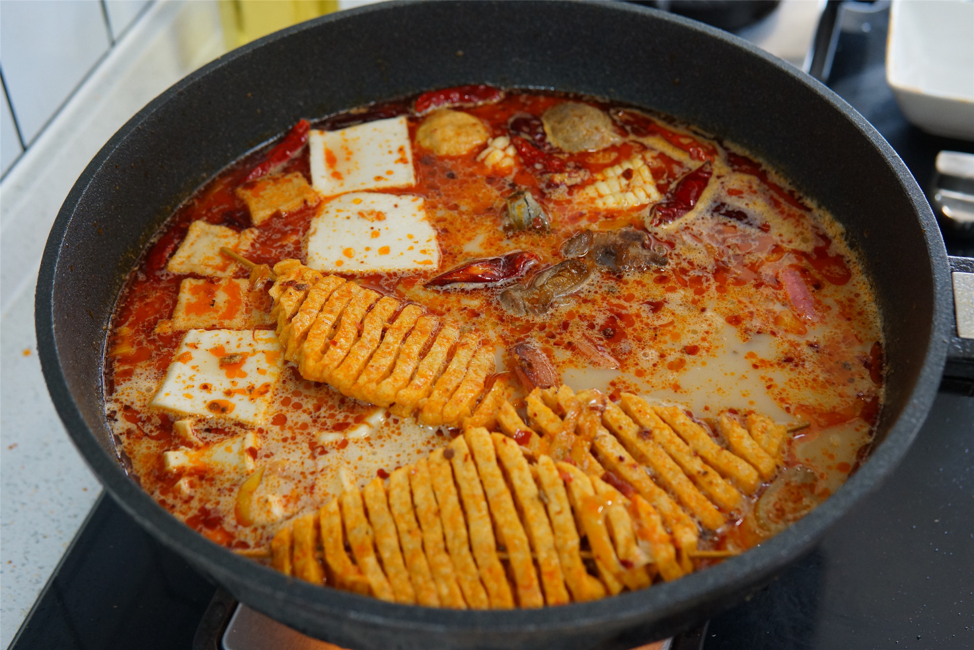 麻辣烫的汤底怎样熬制才好喝,做麻辣烫倒纯奶什么味