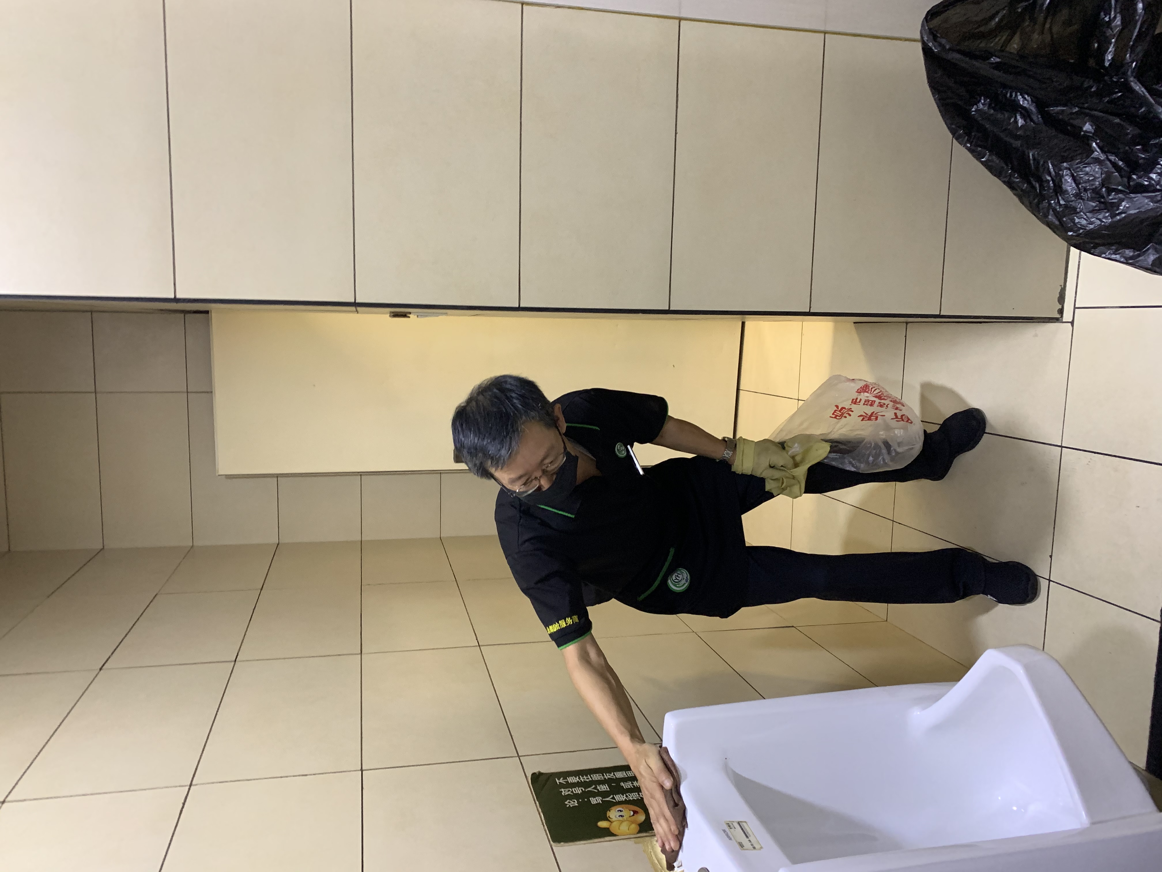 57岁保洁员大叔,58岁大叔工作