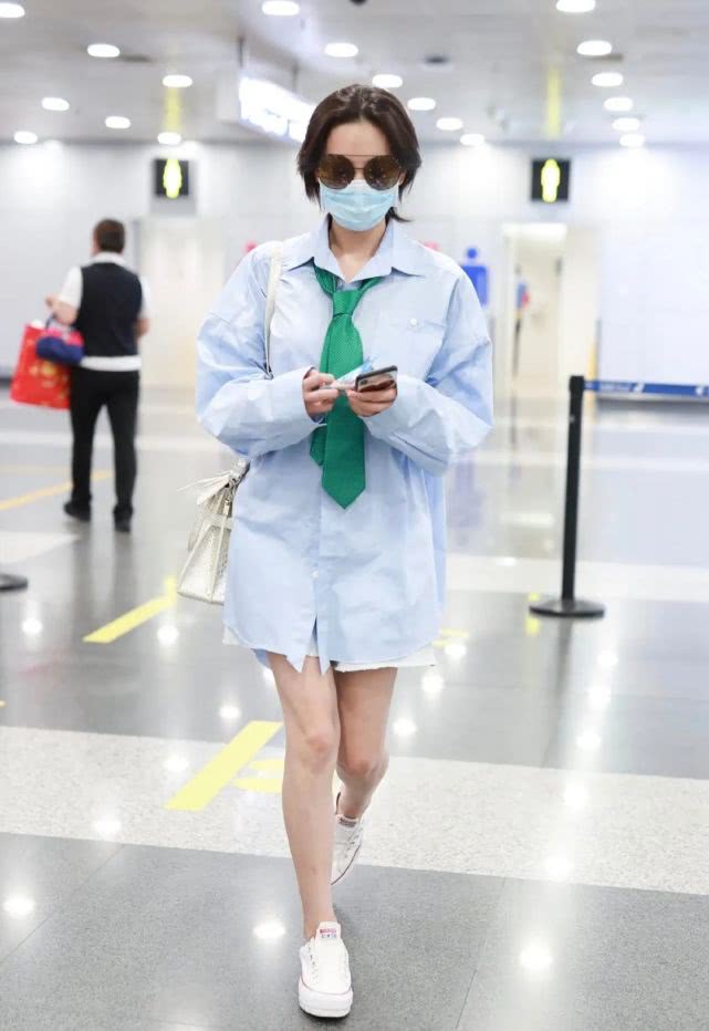 张馨予穿绿色披肩晒照显娇羞,张馨予机场秀短发后更有魅力超酷