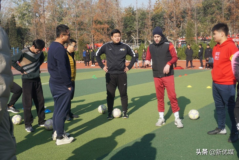 温度虽高但是热情不减,气温很低热情不减