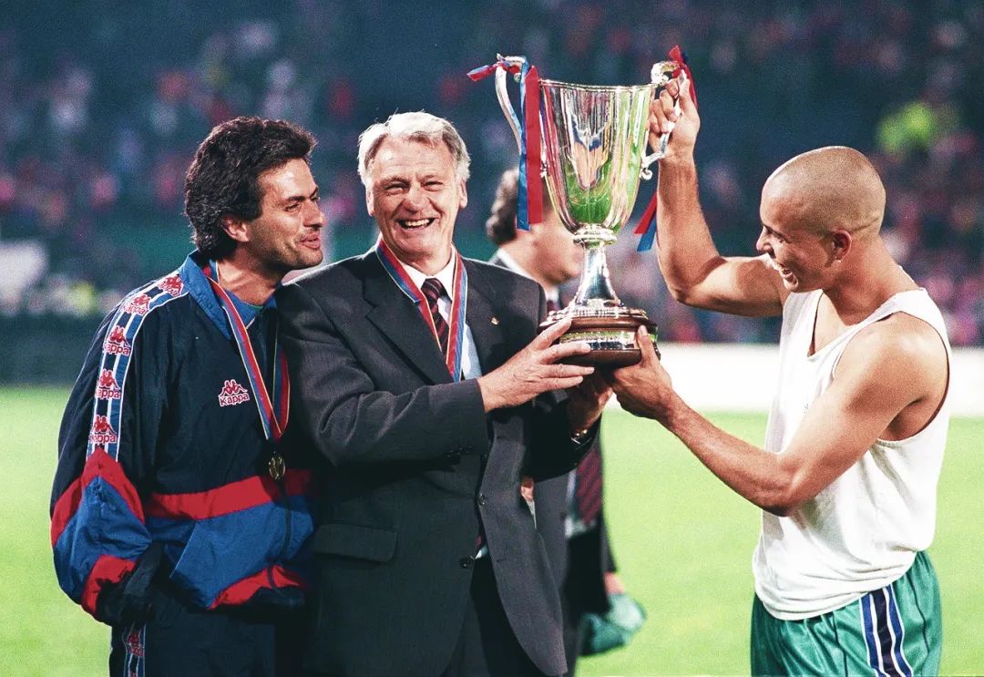 穆里尼奥在足球中的地位,穆里尼奥在葡萄牙人心中的地位