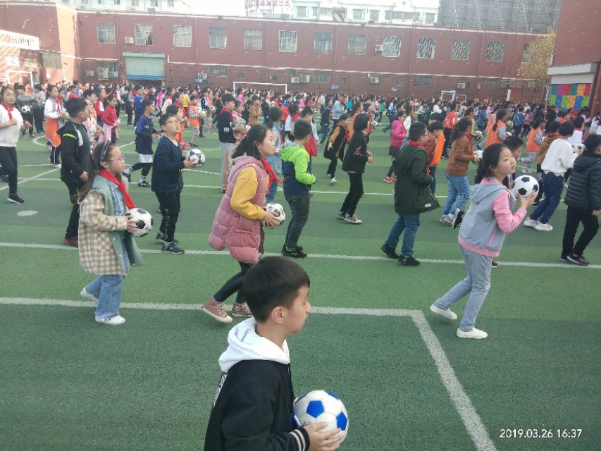 伏羲路小学课间操足球操,文军希望小学大课间足球操