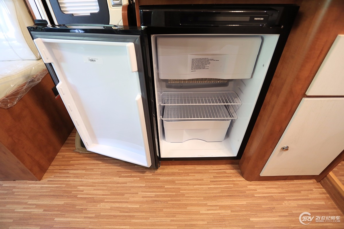 同级别房车谁敢跟它比轻量化！实拍亚特plasy631房车