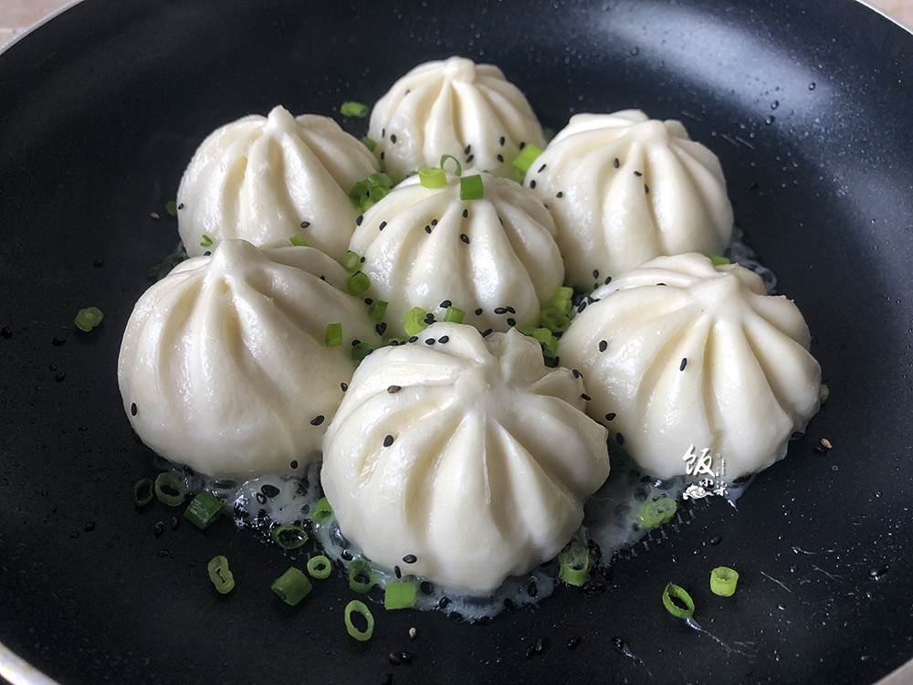 水煎包怎么做底部更酥脆？大厨：别只加清水，教你一招，酥脆好吃