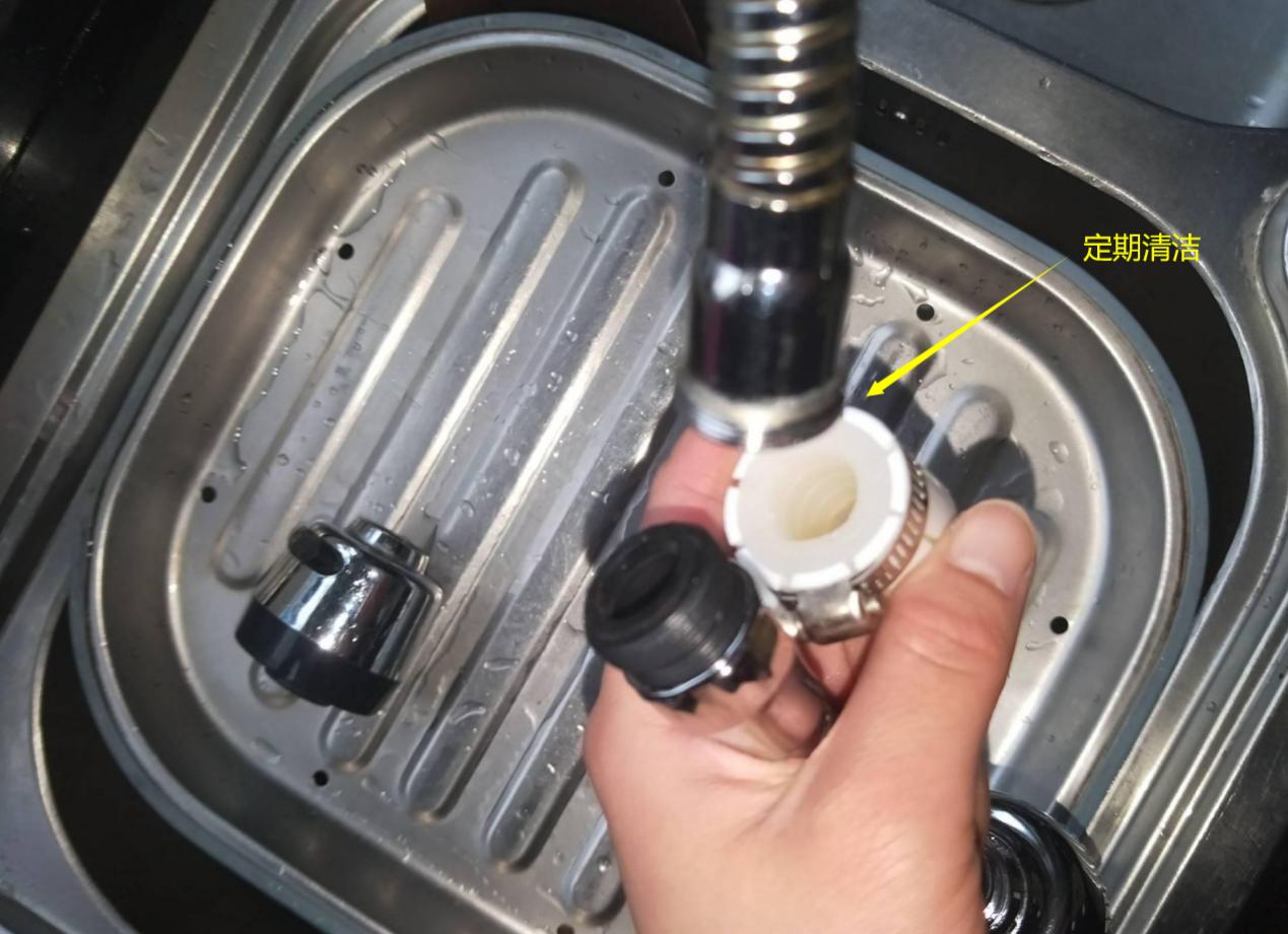 厨房水龙头底座与台面接触面漏水,厨房水龙头溅水到台面上