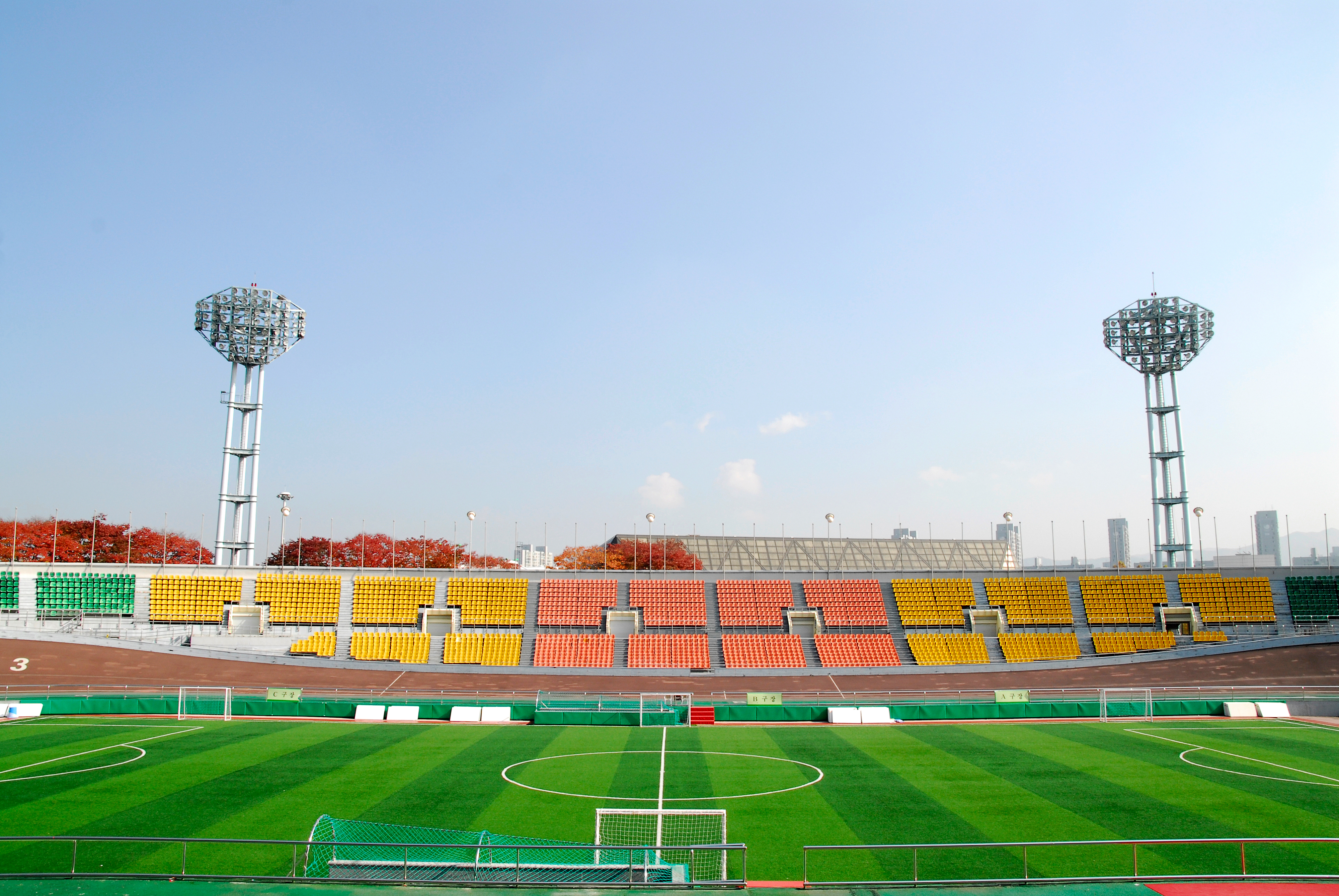 免填充足球草坪铺设,免填充足球场草坪多少钱