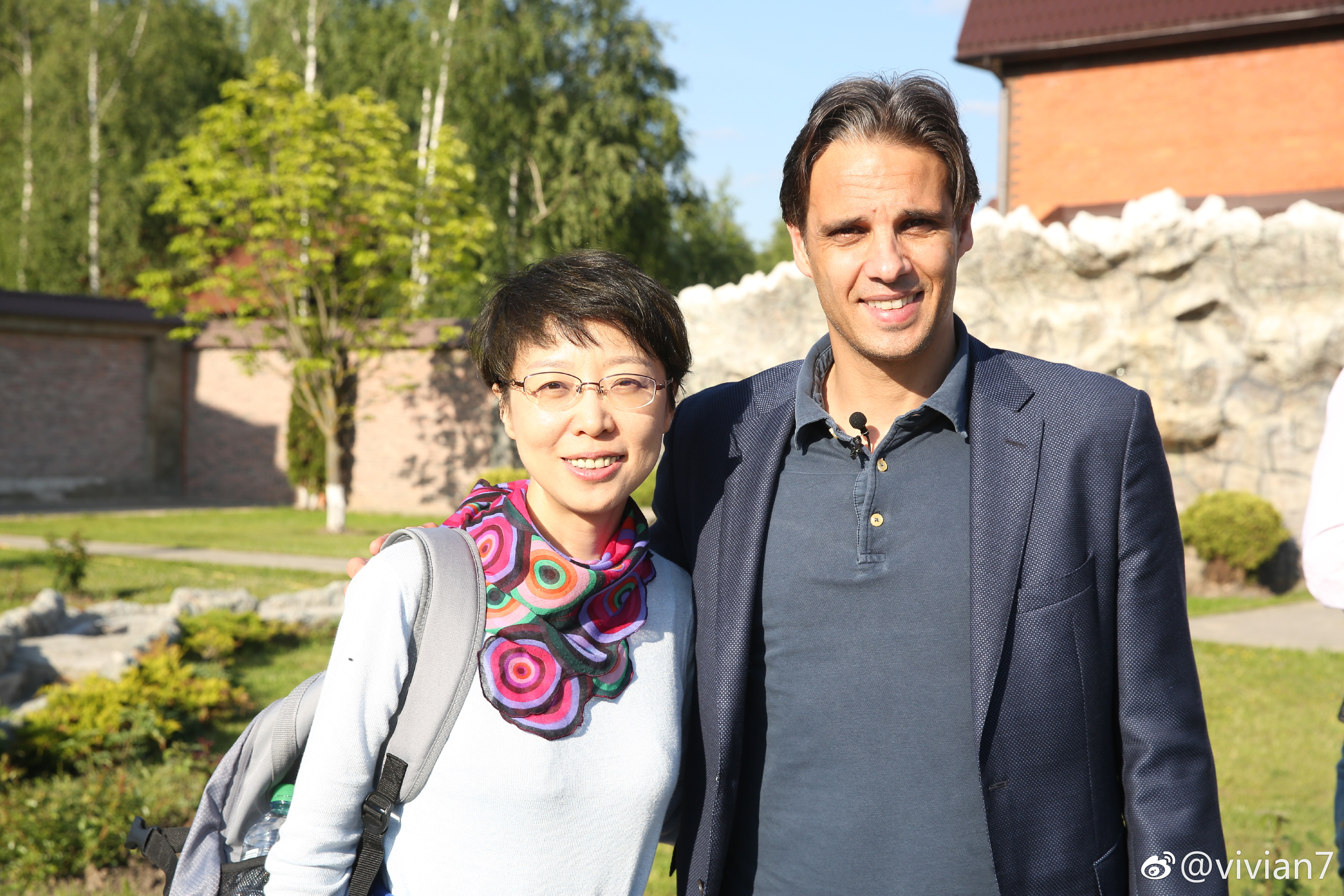 她曾是中国第一足球记者，与米卢关系密切，今再贴米卢合影少人看