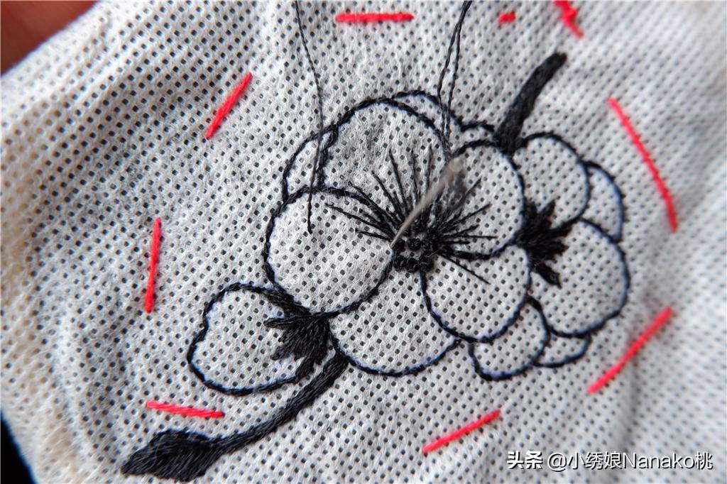 衣服被绣的东西弄脏了怎么办,衣服被消毒液染伤了要怎么修补