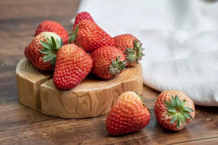 一下子吃了很多草莓,一下子吃了300g草莓