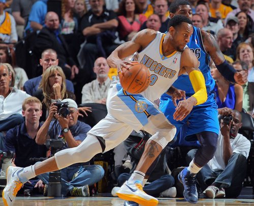 最近湖人卡鲁索为什么不上场呢,湖人卡鲁索詹姆斯