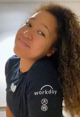 弃美入日,这位日本“黑人”姑娘,为什么能成为体坛圈钱女王?