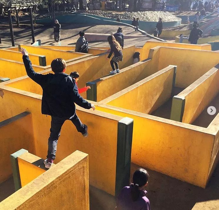 动刀抡锤，玩火涉水，这样的公园为何还能吸引那么多父母？