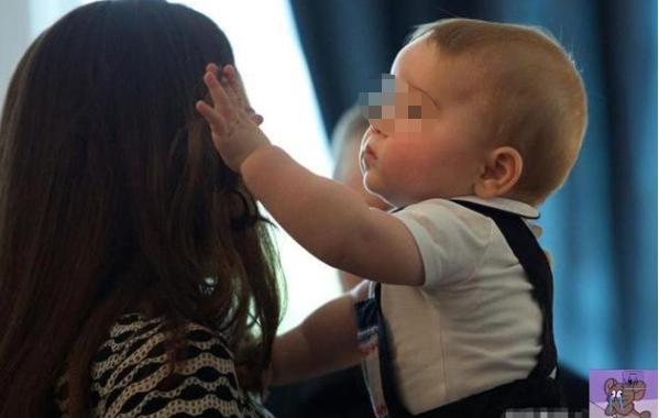 为什么宝宝喜欢薅头发,宝宝老是薅自己的头发是怎么回事