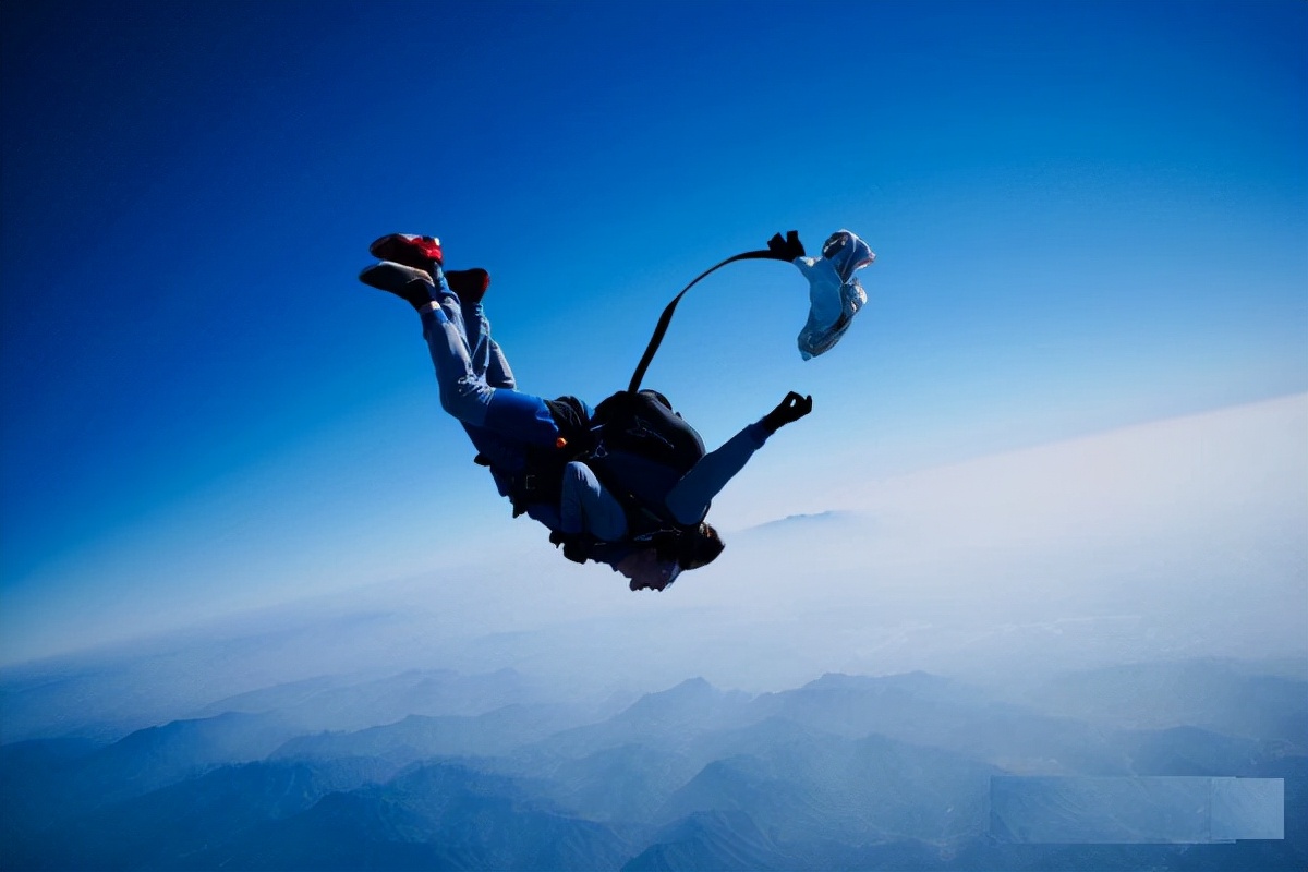 飞机在8000米高空解体,所有人直线下坠,却有人奇迹生还