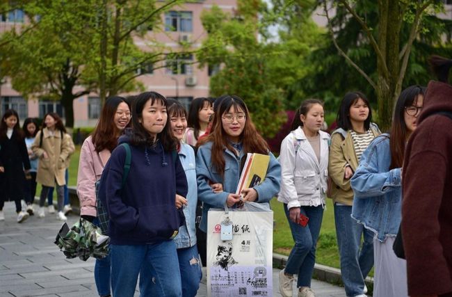 大学生为逃课，网购“人体模特”替自己上课，却不料遭到全校通报