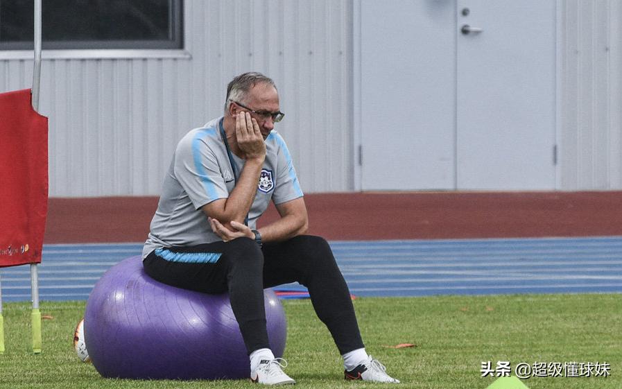 李铁和李霄鹏哪个执教能力强,不是李铁中国队能进世界杯吗