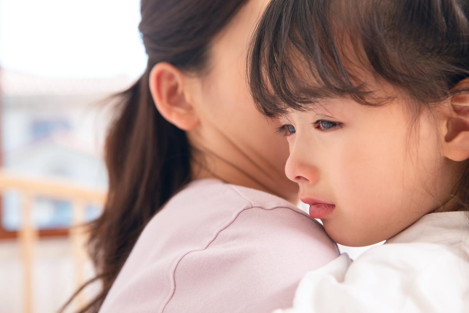 孩子在飞机上不小心弄洒牛奶,妈妈的举动,乘客忍不住心疼孩子